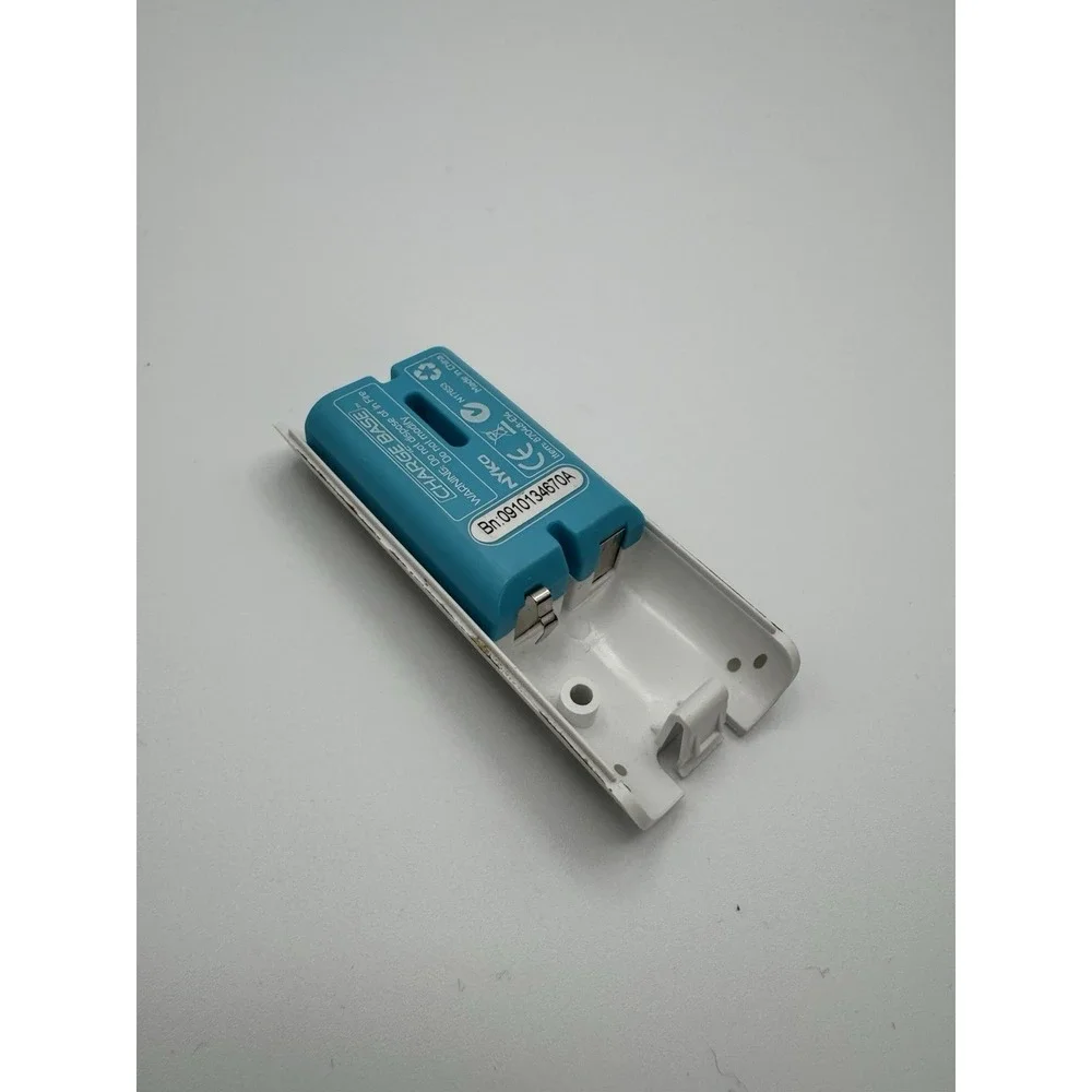 NYKO Nintendo Wii Remote Battery Grip Cover Door Lid Cover W/ Battery